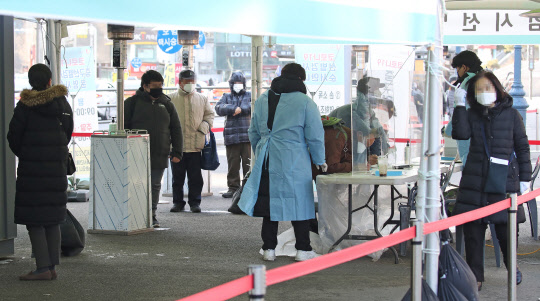 600명 대로 급증한 신규확진자수, 검사 기다리는 시민들 <연합뉴스>